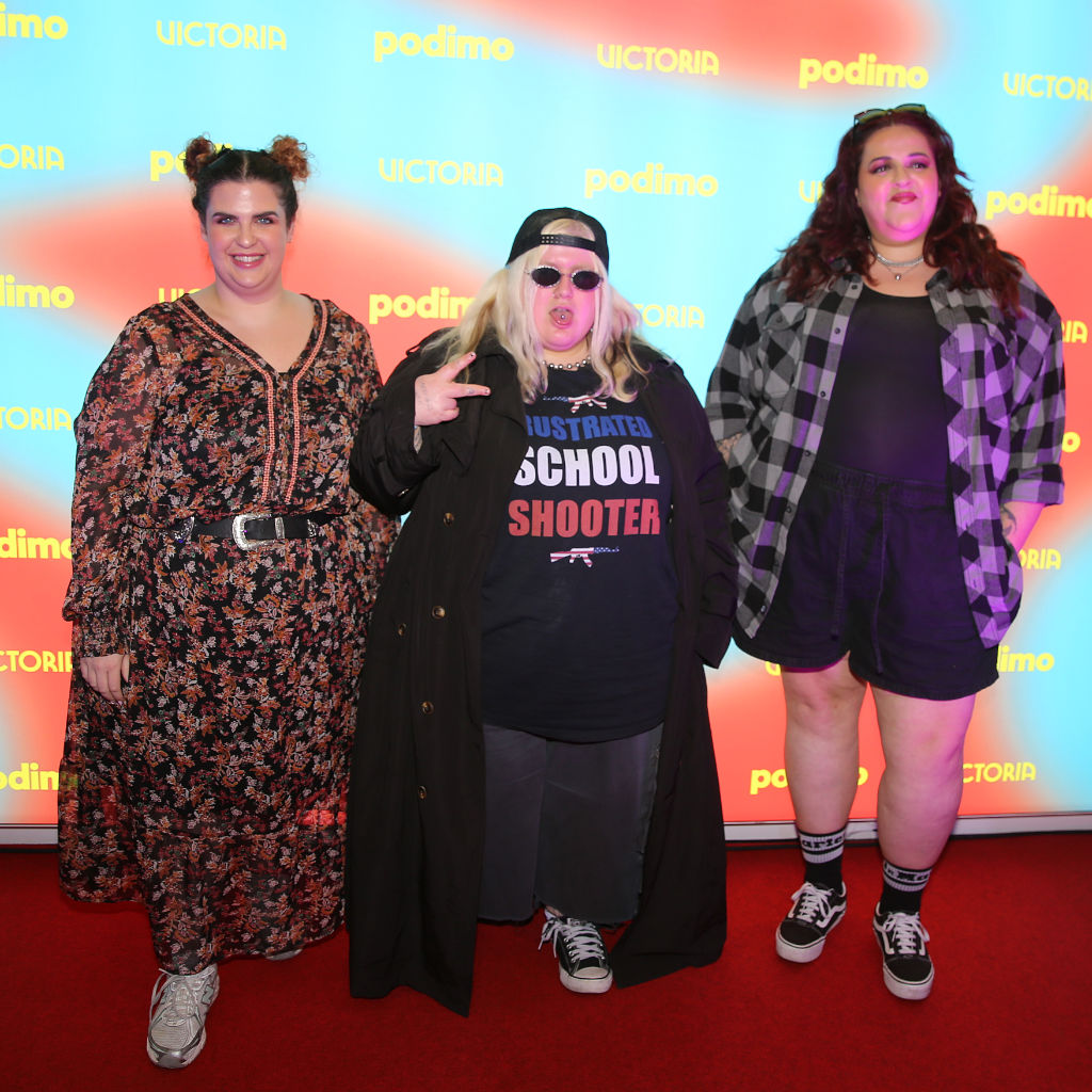 Miriam Victòria presenta la notícia: El Podimo Fest triomfa a Barcelona amb una nit de crims, misteris i estil únic