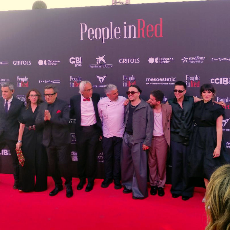 Barcelona es vesteix de vermell amb la gala dels famosos People in Red